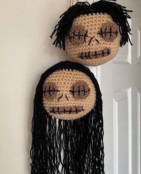 "Handmade crochet pair of shrunken heads. Looks fab hanging on the wall amongst plants or prints. Great Halloween everyday decor! :) They can be hung separately or together.  Made from Premium acrylic yarn, super soft toy filling and twine attached for hanging. (Vegan friendly materials)  The heads are 5\" in diameter." Crochet Shrunken Head, Crochet Halloween Door Wreath, Goth Crochet Accessories, Halloween Crochet Room Decor, Handmade Halloween Gifts, Crochet Ideas Acrylic Yarn, Goth Gift Ideas Diy, Wall Crochet Decor, Creepy Crochet Plushies