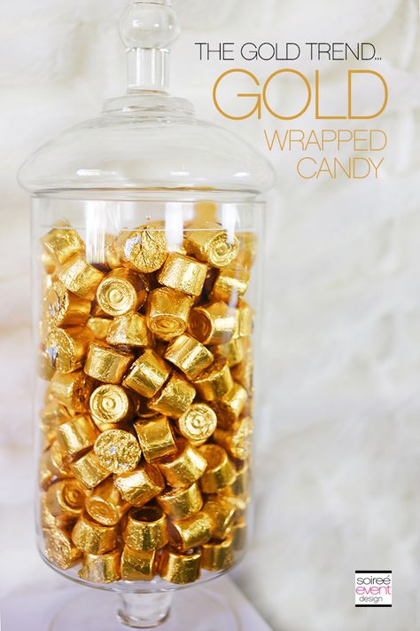 Check out this step-by-step post on How to Set Up a Holiday Gold Candy Table along with my girlfriend tips and shopping list! Golden Party Theme Decor, Black And Gold Party Snacks, Great Gatsby Party Favors Ideas, Great Gatsby Party Food Ideas, Gatsby Food Ideas, 1920s Food Ideas, 20th Golden Birthday Ideas, 24 Karat Birthday Theme, 24 Karat Gold Party