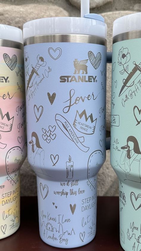 Taylor Swift Stanley, Taylor Swift Stanley Cup, Taylor Clothes, Preppy Christmas List, Taylor Swift Shoes, Night Out Hairstyles, Girly Gifts Ideas, Stanley Cups, Taylor Outfits