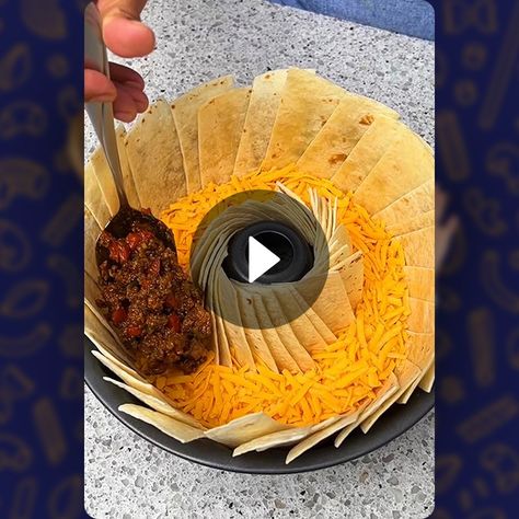 Tacos Made In A Bundt Pan, Chili Tacos, Tortilla Cake, Taco Bundt Recipe, Taco Bundt Cake Recipe, Taco Bundt Cake, Bundt Cake Pan Tacos, Bunt Pan Taco Ring, Taco Bunt Bake