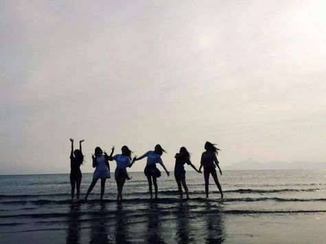 Gfriend Album, Friends Group Photo, Beach Silhouette, Walpurgis Night, Friend Group Pictures, Group Picture Poses, Status Update, Idol Life, Friendship Photoshoot