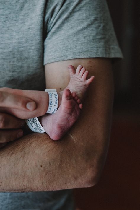 Angel Newborn Pictures, Newborn Announcement Hospital Cute Ideas, Birth Photography Hospital C Section, Birth Photo Ideas, Fresh 48 Picture Ideas, Newborn First 48 Photography, Birth Session Photography, Photos To Take In Hospital With Newborn, Cute Hospital Pictures Couples