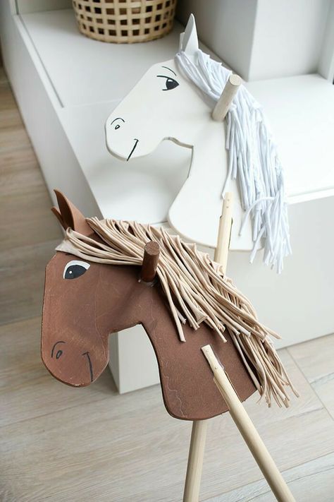 How To Make A Stick Horse Diy, Diy Horse On A Stick, Stick Horse Diy, Diy Horse Head, Stick Horses, Hobby Horses, Horse Party, Horse Birthday, Horse Diy