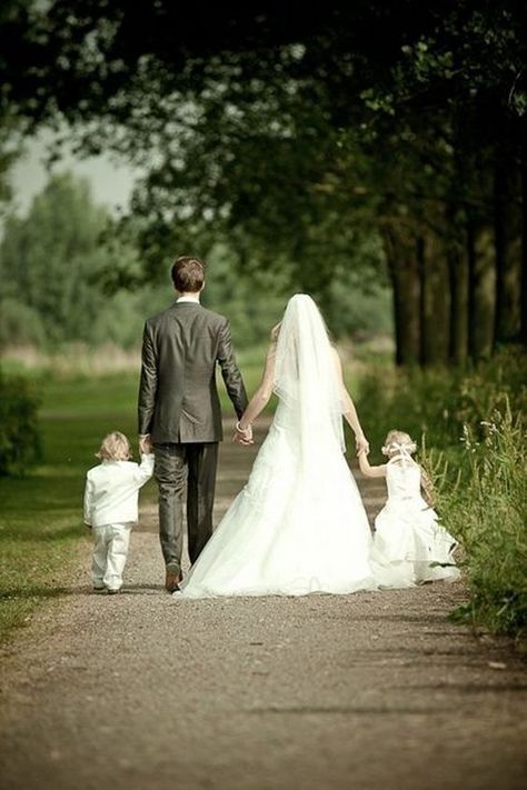 Family wedding photos / http://www.himisspuff.com/family-wedding-photo-ideas-poses-bridal-must-do/9/ Family Wedding Photos, Wedding Picture Poses, Wedding Pic, West Wedding, Wedding Photography Tips, Wedding Photos Poses, Wedding Picture, Wedding Photography Poses, Family Wedding