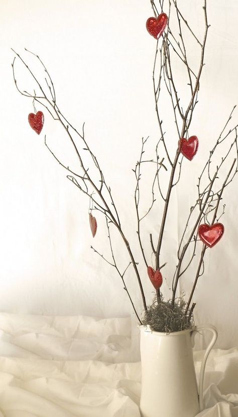 Simple and Cute Decorations that Symbolize Love- 19 Lovely Valentine’s Day Decoration Ideas for your Home Valentine Crafts For Adults, Valentines Banquet, Saint Valentin Diy, Valentines Bricolage, Adult Valentines, Easter Crafts For Adults, Banquet Ideas, Valentinstag Party, Valentine Tree