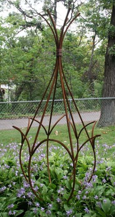 Metal Trellis Ideas, Metal Trellis, Garden Obelisk, Garden Sculptures, Boho Life, Garden Types, Metal Yard Art, Garden Art Sculptures Diy, Garden Deco