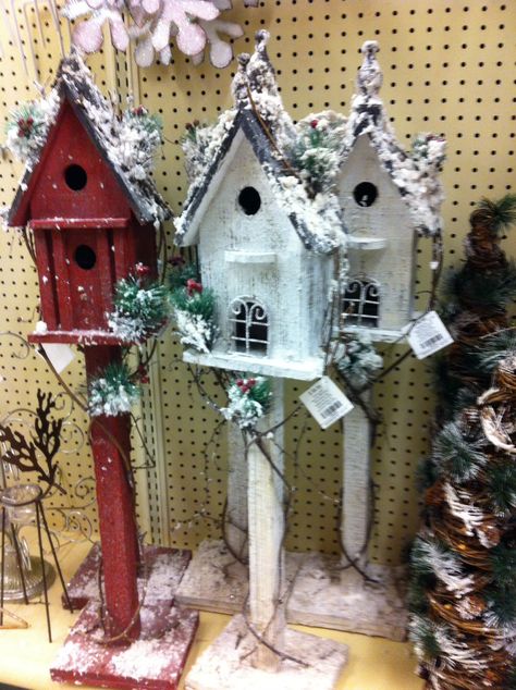 Christmas birdhouses Birdhouse Craft, Bird Houses Ideas Diy, Unique Bird Houses, Bird Houses Painted, Decorative Bird Houses, Small Woodworking Projects, Bird Crafts, Christmas Bird, Christmas Wood Crafts