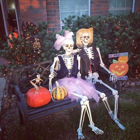 30+ Ways to Display Skulls and Skeletons on Halloween – HomeCrux Halloween Outdoor Decoration, Halloween Decorating Ideas, Outdoors Ideas, Scary Christmas, Halloween Skeleton Decorations, Halloween Decoration Ideas, Casa Halloween, Skeleton Decorations, Halloween Queen