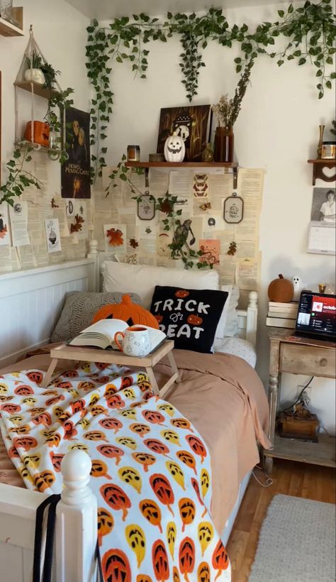 #halloween #autumn #halloweenbedroom Halloween Fall Bedroom, Fall Night Stand Decor, Rustic Fall Bedroom, Bedroom Decor Halloween, Room Inspo Halloween, Autumnal Room Decor, Halloween Decor Ideas For Bedroom, Halloween Themed Room Aesthetic, Halloween Decoration Bedroom