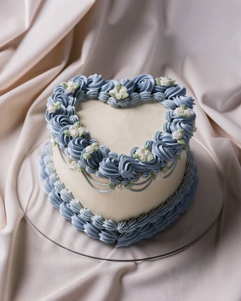 Heart Cake Design, Cakes Simple, Bolo Vintage, Cake Funny, 15th Birthday Cakes, Blue Birthday Cakes, Vintage Birthday Cakes, Heart Cakes, Elegant Birthday Cakes