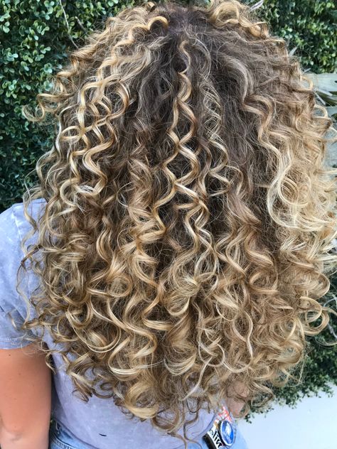 #blondehair #highlights #curly #curlyhairstyles #curls #curlyhairstylesnaturally #naturallycurly Curly Balayage Hair, Curly Hair Color Ideas, Blonde Highlights Curly Hair, Curly Hair Color, Curly Highlights, Highlights Curly, Curly Color, Dyed Curly Hair, Highlights Curly Hair