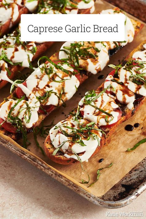 Caprese Garlic Bread Recipe, Caprese Garlic Bread, Caprese Appetizer, Basil Bread, Caprese Sandwich, Tomato Bread, Mozzarella Recipes, Garlic Cheese Bread, Breaking Bread