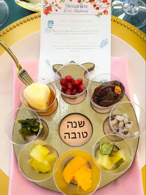 Pomegranate Shaped Seder Plate with Simanim Card Rosh Hashanah Table Setting, Rosh Hashanah Table, Jewish Feasts, Jewish Holiday Recipes, Jewish Crafts, Terra Santa, High Holidays, Seder Plate, Judaica Gifts