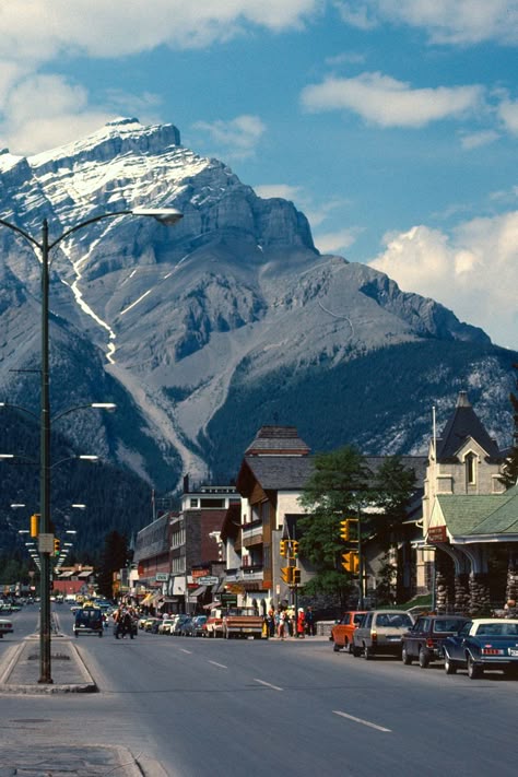 Vintage picture of the main street in Banff. Banff Autumn, Banff City, Banff Aesthetic, Banff Mountains, Canada Vibes, Banff Summer, Traveling To Canada, Fall Travel Destinations, Canada View