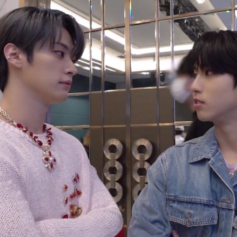 [Stray Kids : SKZ-TALKER] Ep.49 #minsung #han #leeknow #straykids Han Jisung, Lee Know, Stray Kids, Singing, Necklaces