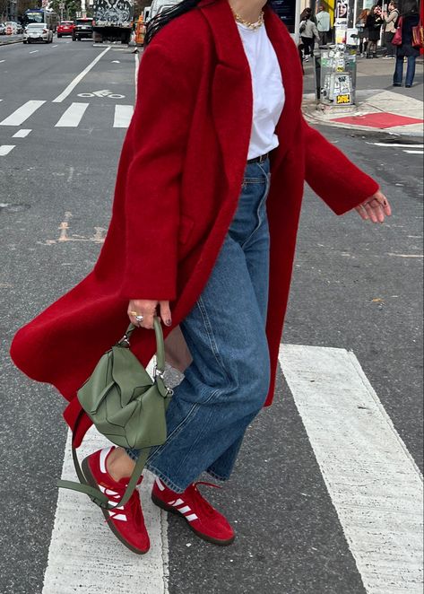 Red Coat Outfit, Mantel Outfit, Looks Adidas, Adidas Samba Outfit, Trainers Outfit, Red Trainers, Samba Outfit, Mode Instagram, Skandinavian Fashion