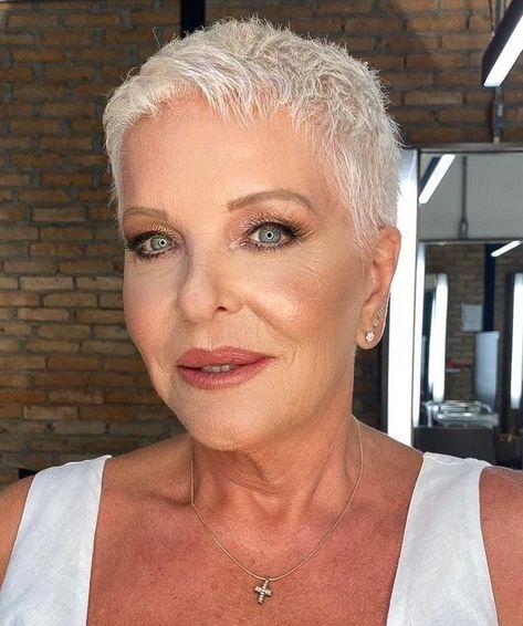 Edgy Very Short Blonde Cut Really Short Hairstyles, Blond Pixie, Kort Pixie, Short Spiky Haircuts, Super Short Haircuts, Short Spiked Hair, Short White Hair, Short Spiky Hairstyles, Hairstyles For Women Over 60