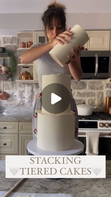 Lindsay Ara on Instagram: "🤍STACKING TIERS🤍 
•
This was the tallest cake I’ve made to date. It didn’t fit in my fridge at 23” tall 😳 BUT I feel like I have mastered stacking! So I stacked and decorated just before delivery time! Here are some tips 👇🏼
•
👉🏼 Have all your tiers iced and chilled well. The bottom tier is refrigerated at the coldest setting, the top tiers are frozen BRIEFLY. Do not freeze all the way through
👉🏼 Bottom tier has supports added once it is cold
👉🏼 A parchment round is added between tiers to prevent contact of the cardboard with the buttercream. Cardboard has fine dust particulate 
👉🏼I use bubble tea straws for the supports. They can withstand the weight of the upper tiers
👉🏼 The upper tiers are iced on a cake board 1” smaller than the tier itself so t Stacked Cakes Ideas, Bubble Tea Straws, How To Stack Cakes, Timber Frame House, 3 Tier Cake, Tall Cakes, House Cake, Elegant Wedding Cakes, Cake Board