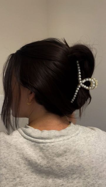 School Claw Clip Hairstyles, Pearl Claw Clip Hairstyles, Lazy Day Hair, Clips Hairstyles, Lazy Girl Hairstyles, Claw Clip Hairstyles, Lazy Day Hairstyles, Nurse Hairstyles, Bob Haircut Ideas