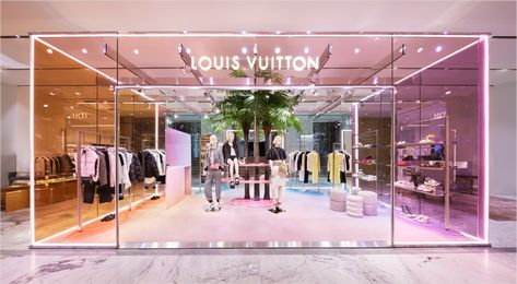 Amsterdam: Louis Vuitton pop-up store – superfuture® Vitrine Design, Metal Beam, Retail Store Interior Design, Louis Vuitton Store, Love Bonito, Store Design Interior, Store Interior, Pop Up Stores, Facade Design