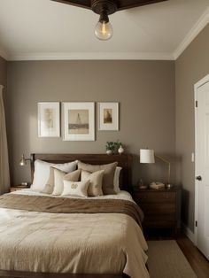 Minimalist Vintage Interior, Light Brown Wall Bedroom, Bedroom Wall Colors Cozy, Warm Tone Bedroom Aesthetic, Accent Wall Bedroom Aesthetic, Vintage Minimalist Bedroom, Light Brown Room Aesthetic, Antique Aesthetic Bedroom, Small Main Bedroom Ideas