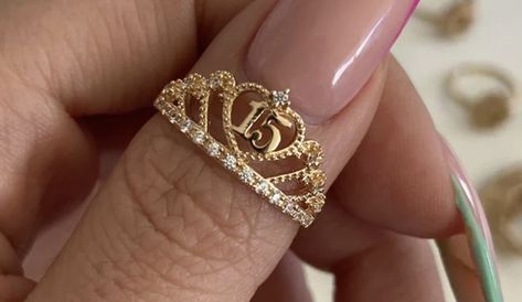 15 Rings Quinceanera Gold, Quince Crowns Gold, Sweet 15 Party Ideas Quinceanera, Quinceanera Jewelry, Quinceanera Pink, Crown Engagement Ring, Red Quince, Pink Quince, Quinceanera Planning