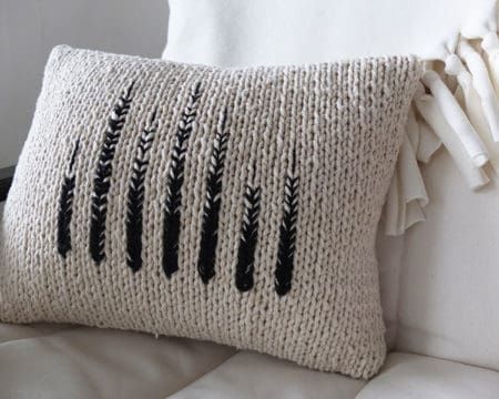 Brighten up your home with one of these 20 cute pillow patterns you can knit up this weekend - for every knitting skill level, taste and decor. Knitted Cushions, Crochet Pillows, Knit Pillow, Crochet Cushions, Knitted Wit, Crochet Pillow, Cute Pillows, Diy Pillows, Beautiful Knitting