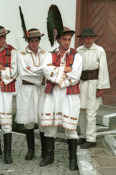 Romanian traditional dress: from the area of Bistrița-Năsăud in Transylvania, men's costume consists of a tunic and narrow pants, either linen or wool. Lego Man Costumes, Romania People, Tin Man Costumes, John Howe, Empire Ottoman, Costumes Around The World, Burning Man Costume, Textile Museum, European Dress