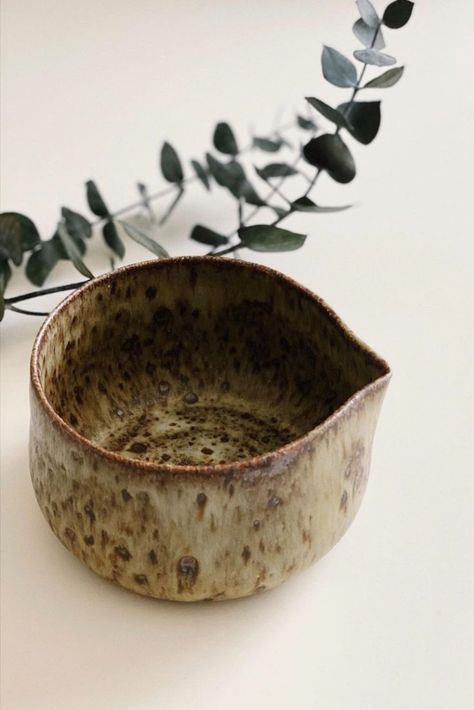 Matcha Bowl With Spout, Pottery Matcha Bowl, Matcha Bowl Pottery, Ceramic Matcha Bowl, Matcha Pottery, Matcha Bowl Ceramics, Speckled Ceramics, Handmade Ceramics Ideas Pottery, Pottery Throwing Ideas