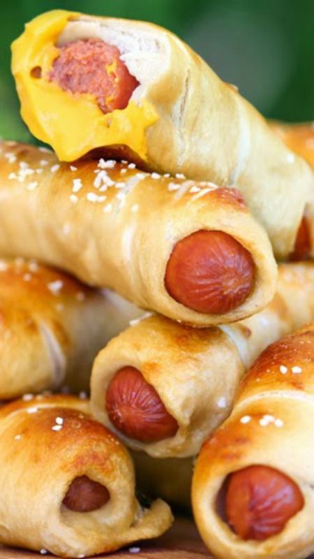 Simple Homemade Pretzel Dogs ~ A hot dog baked right inside a soft beer pretzel makes these the tastiest and easiest homemade pretzel dogs you will ever eat! Ready in just 35 minutes you can enjoy these any night. Homemade Pretzel Dogs, Pretzel Dogs Recipe, Homemade Pretzel, Pretzel Dogs, Resep Pizza, Homemade Pretzels, Hot Dog Recipes, School Snack, Football Food