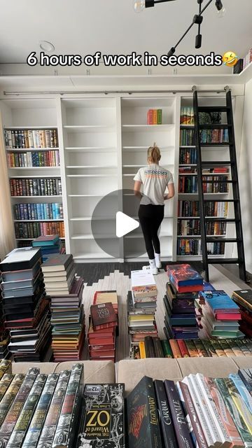 Doreensplace on Instagram: "It would be amazing if it was actually this quick. 
#bookorganization" Cool Ways To Store Books, Record Album Storage Ideas, Book Shelf Organizer Ideas, Book Shelf Design Ideas, Book Organization Small Spaces, Bookshelf Organization Aesthetic, Bedroom Bookcase Ideas, Bookshelves Organizing, Book Shelves Ideas