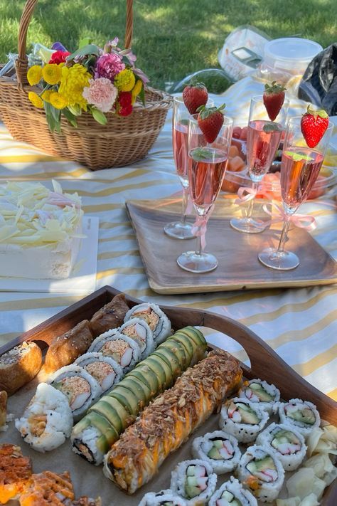 Sushi Picnic Ideas, Picnic Food Ideas Aesthetic Junk Food, Fairy Picnic Food, Cute Picnic Party, Sushi Picnic Aesthetic, Bridgerton Picnic Aesthetic, Picnic Drink Ideas, Sushi Picnic Date, Picnic Set Up Ideas