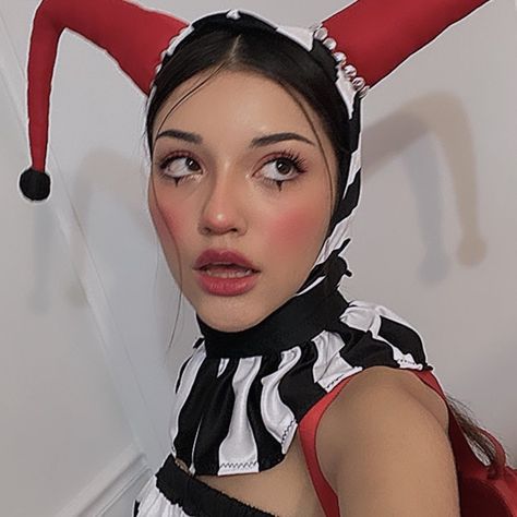 Hot Jester Costume, Jester Halloween Costumes Female, Mime Clown Makeup, Court Jester Makeup, Jester Ren Faire, Jester Aesthetic Outfit, Jester Costume Women, Jester Costume Diy, Diy Jester Costume