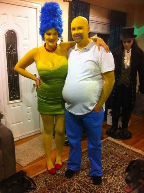 Simpsons Costumes, Simpsons Halloween, Halloween Costumes For Adults, Halloween Costumes Diy Couples, Homer And Marge, Funny Couple Halloween Costumes, Couples Halloween Costumes, Costumes For Adults, Couple Halloween Costumes For Adults