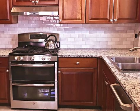 Classic Backsplash, Modern Kitchen Cupboards, Cherry Wood Kitchens, Full Kitchen Remodel, Home Wet Bar, Cheap Kitchen Cabinets, Maple Kitchen, Brick Decor, Cherry Cabinets