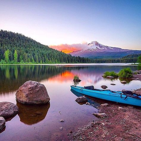 Who like this peaceful view? Please check out our friend gallery @mega__color for beautiful nature photos #USA | Photo by: @tiffpenguin Tag us: #wonderfulworld by wonderful.world.pic Oregon Lakes, Trillium Lake, Portland City, Lake Photos, Lake Resort, Oregon Travel, Beautiful Photos Of Nature, Oh The Places Youll Go, Belleza Natural