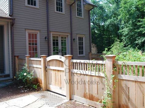 wood fence...very cute! A little different then most Front Yard Fence Ideas, Yard Fence Ideas, Vine Fence, Wooden Fence Panels, Yard Fence, Front Fence, Pergola Ideas, Diy Fence, Front Yard Fence