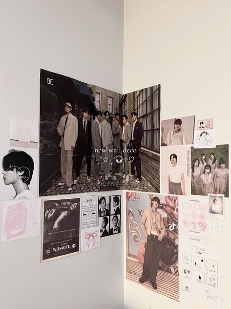 Digital Room Design, Kpop Wall Ideas Bedroom, Txt Poster Room Decor, Kpop Room Decor Ideas Aesthetic, Army Room Decor Aesthetic, Bts Bedroom Ideas, Kpop Photo Wall, Txt Sanrio, Bts Room Aesthetic