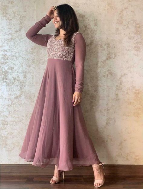 Simple Frock Design, Long Gown Design, Simple Frocks, Churidar Designs, Anarkali Dress Pattern, Simple Kurta Designs, Designer Kurti Patterns, Long Kurti, Frock For Women