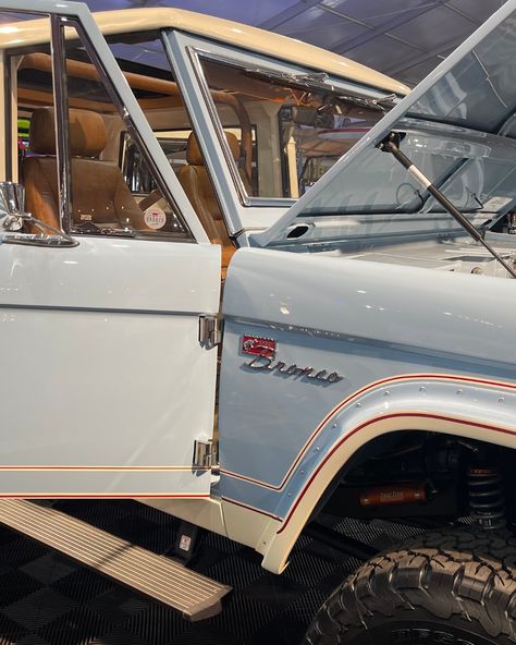 vintage bronco Car Inspo Exterior, Vintage Ford Bronco Interior, Bronco Aesthetic, Vintage Broncos, Vintage Bronco, Cars For Girls, Old Bronco, Car Auction, My First Car