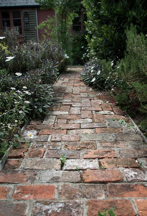 Oude bakstenen Cottage Garden Design Ideas, Small Cottage Garden Ideas, Brick Path, Brick Garden, Garden Paving, Cottage Garden Design, Vintage Garden Decor, Garden Design Ideas, Have Inspiration