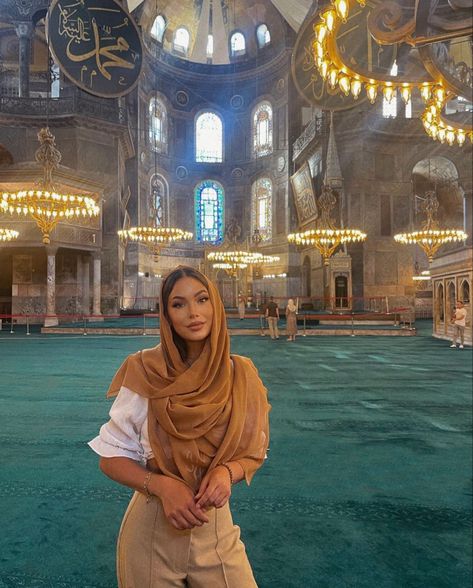 Istanbul Turkey Aesthetic Outfit, Hagia Sophia Outfit, Fashion In Turkey, Blue Mosque Istanbul Outfit, Turkey Street Style Istanbul Fashion, Outfit For Turkey Trip, Turkey Trip Outfits, Turkey Inspo Pics, Summer Outfits Turkey