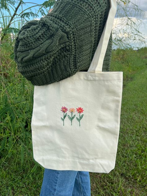 Canvas embroidered flower bad Embroidered Bags Diy Ideas, Embroidery Designs Flowers Simple, Embroidery On Canvas Bag, Embroidered Cross Body Bag, Embroidery Designs Tote Bag, Cotton Bags Ideas, Decorate Tote Bag, Tote Bag Stitching, Embroider Bag