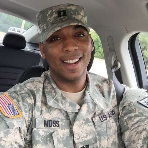 Derek Moss on Instagram: "#youngblackprofessional #Soldier #ArmyStrong #Captain #LeCaptain #YoungConservative #YoungProfessional #YoungBlackMan #FordTough #America #Murica #Merica" Guys Pictures Instagram, Military Man Pictures, Us Military Men, Hot Soldier, Soldier Man, Marine Officer, Black Soldier, Army Man, Us Army Soldier