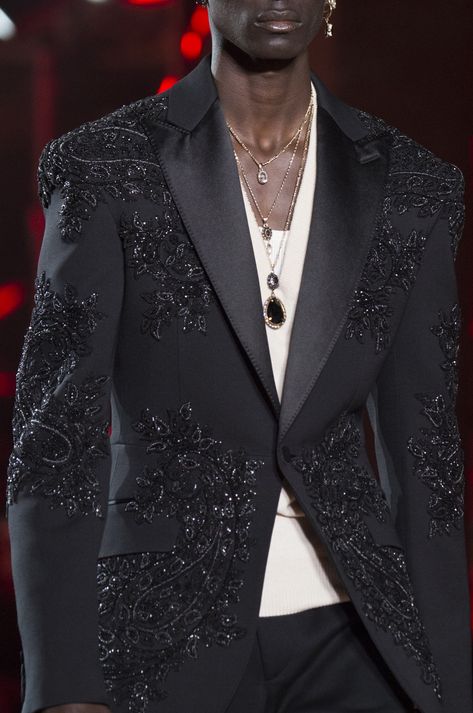 Alexander McQueen Fall 2018 Men’s Fashion Show Details Blazer Wedding, Mens Fashion Edgy, Designer Suits For Men, Prom Suits, Mens Fashion Urban, Blazer Designs, Mens Fashion Suits, Tuxedos, Gentleman Style