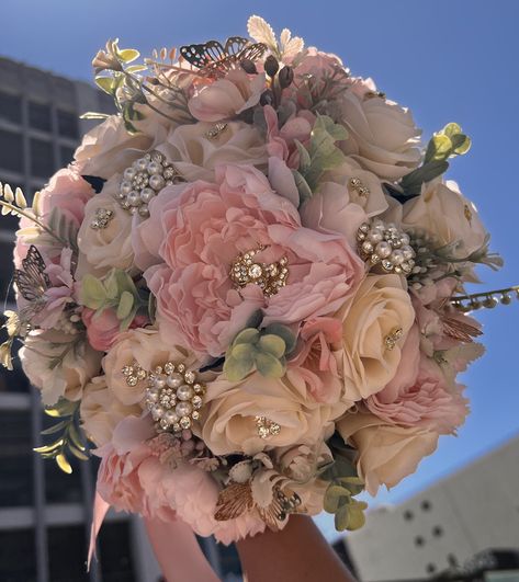 All Shades Of Pink Party Decorations, Blush Pink Quince Bouquet, Quinceanera Themes Unique, Light Pink Quince Bouquet, Rose Gold Quinceanera Bouquet, Quincera Bouquet, Quince Ramo Natural, Pink And Gold Flower Bouquet, Light Pink Quince Ramo