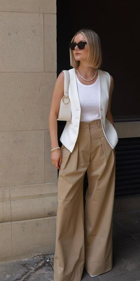 Business Woman Casual Outfits, Summer Outfit Professional, Office Outfits Women Gen Z, Design Conference Outfit, Manhattan Outfit Summer, Work Outfits No Heels, Simple Elegant Outfits Casual, Office Looks For Women Summer, Business Flight Outfit