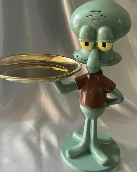 Would you like Mr. Octopus to serve you? #spongebob #decor #homedesign Squidward Glasses Holder Clay, Spongebob Sculpture, Spongebob Bathroom Ideas, Clay Spongebob, Spongebob Bathroom, Spongebob Decor, Spongebob Outfit, Spongebob House, Spiegel Diy