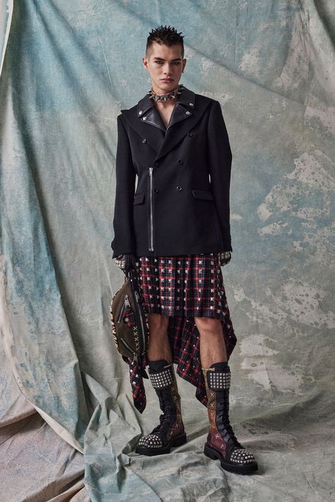 Punk Fashion Men, Punk Skirt, Pre Fall 2023, Goth Guys, Punk Looks, Estilo Punk, Punk Outfits, Menswear Collection, Fall 2023