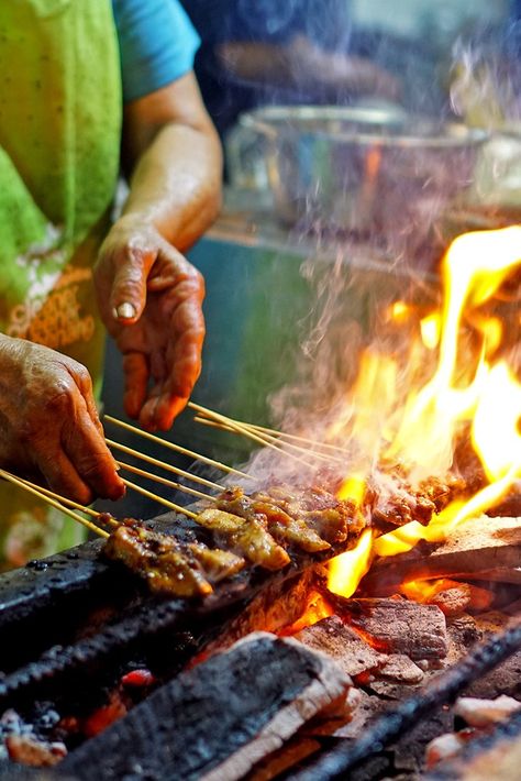 Grilled Chicken Dishes, Pork Satay, Great British Chefs, Sbs Food, Savory Meals, Bbq Restaurant, Chicken Satay, Barbecue Party, Cooks Illustrated